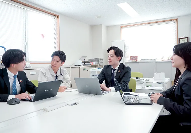 写真:「現場主義」でフラットな関係性